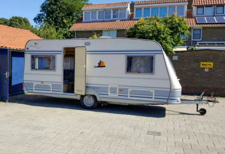 Caravan camper vouwwagen openbare weg