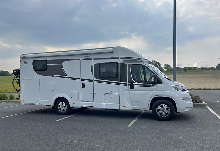 Caravan camper vouwwagen parkeren openbare weg